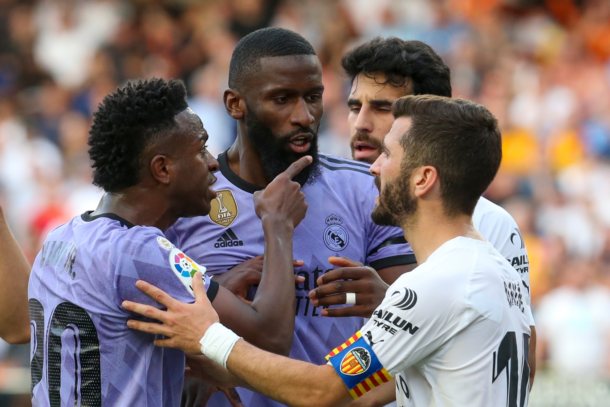 El Valencia expulsará del club a los hinchas que  insultaron con tintes racistas a Vinicius