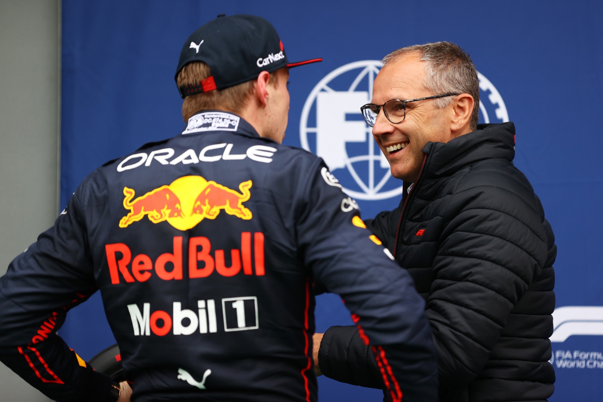 Max Verstappen y Stefano Domenicali, CEO de la F1, en Imola en 2022.