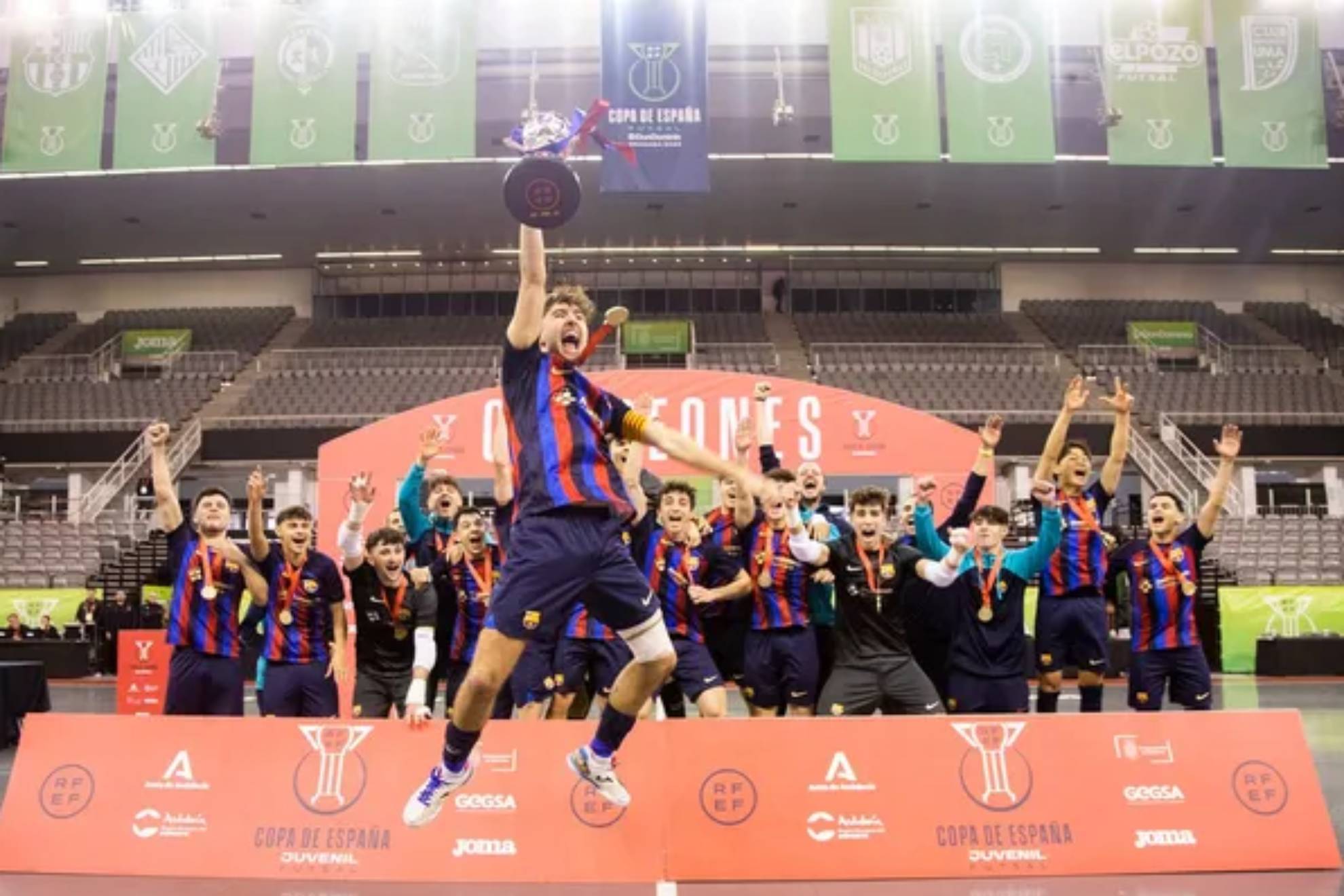 Los jugadores del Barça juvenil celebran la Copa de España en Granada.