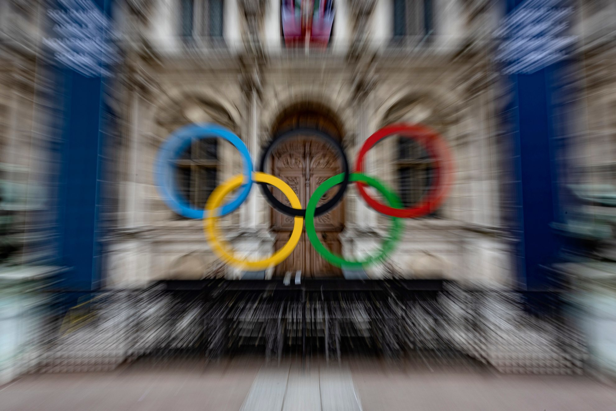 Los aros olímpicos justo delante del ayuntamiento de París /AP