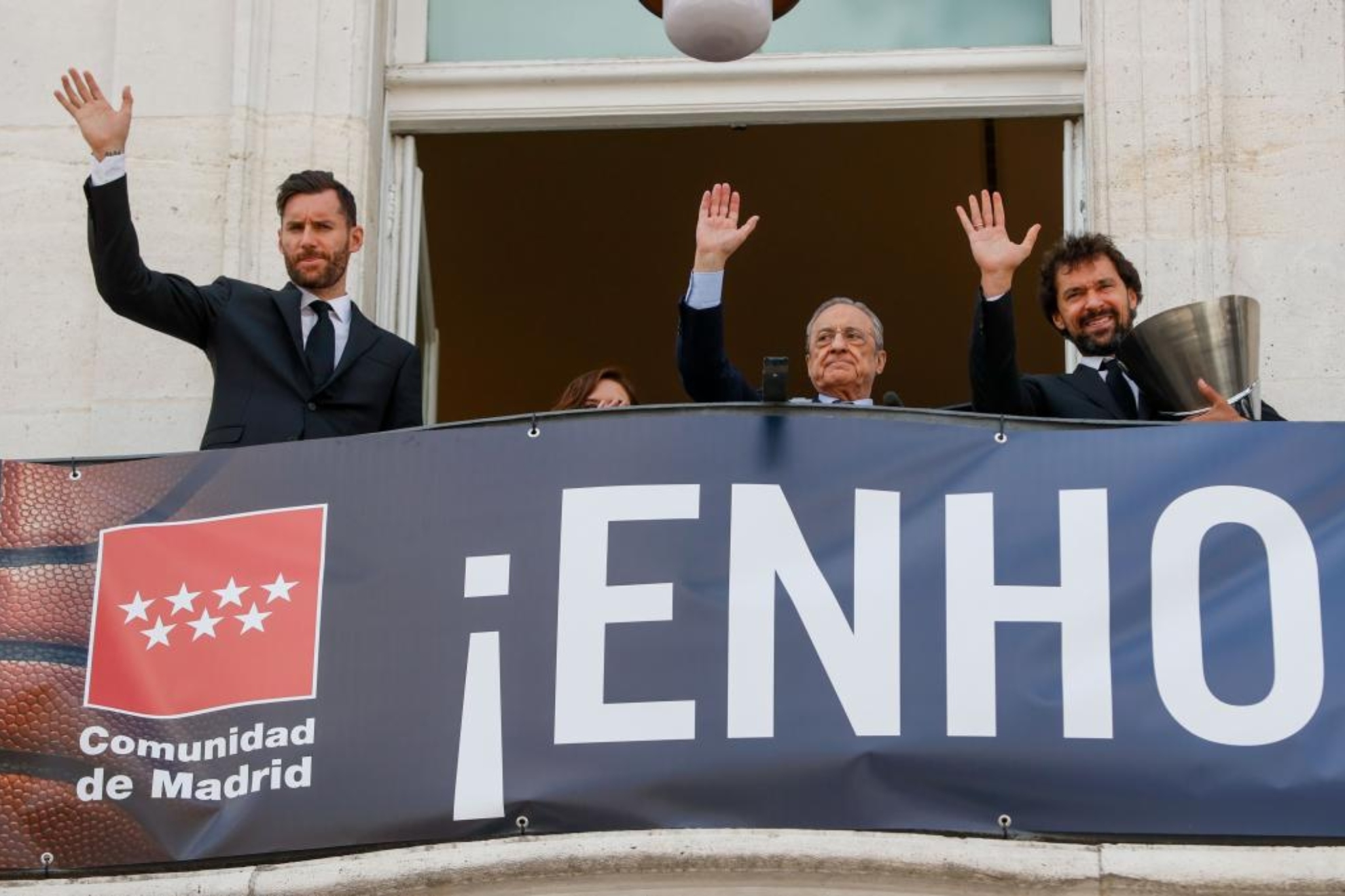 Rudy Fernández, Florentino Pérez y Sergio Llull, en el balcón de la Comunidad de Madrid.