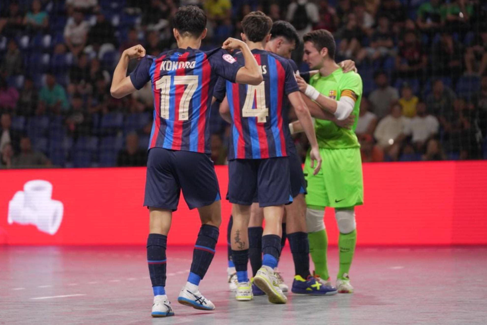 Los jugadores del Barcelona celebran uno de los cinco goles con los que se impusieron al Magnus Futsal.