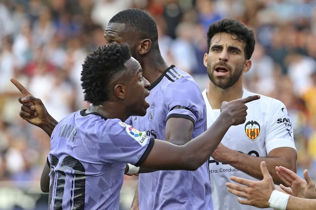 Vinicius Junior (izquierda) del Real Madrid seala al aficionado que le insult durante el partido contra el Valencia.