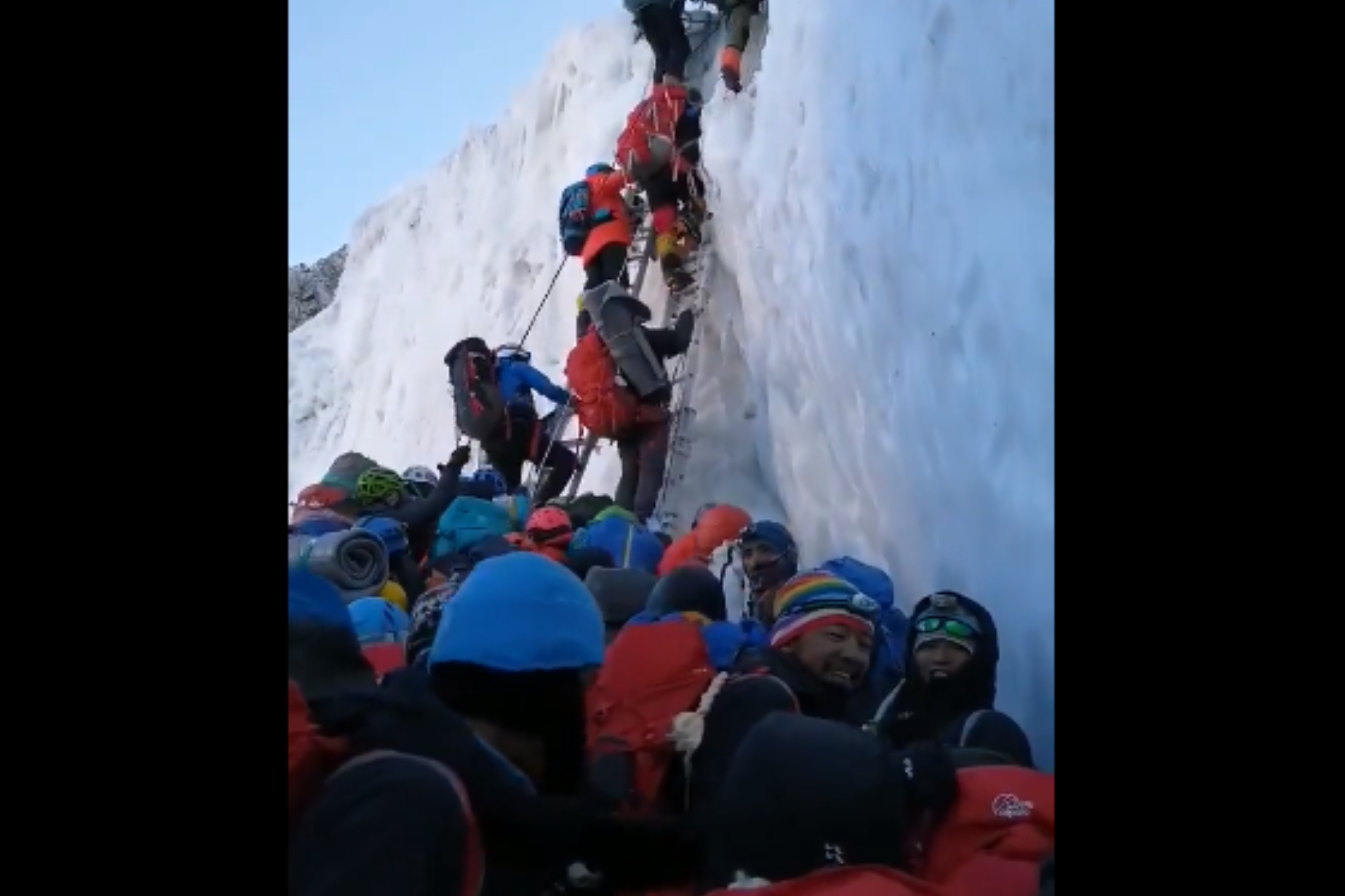 Colas y atasco monumental para subir al Everest