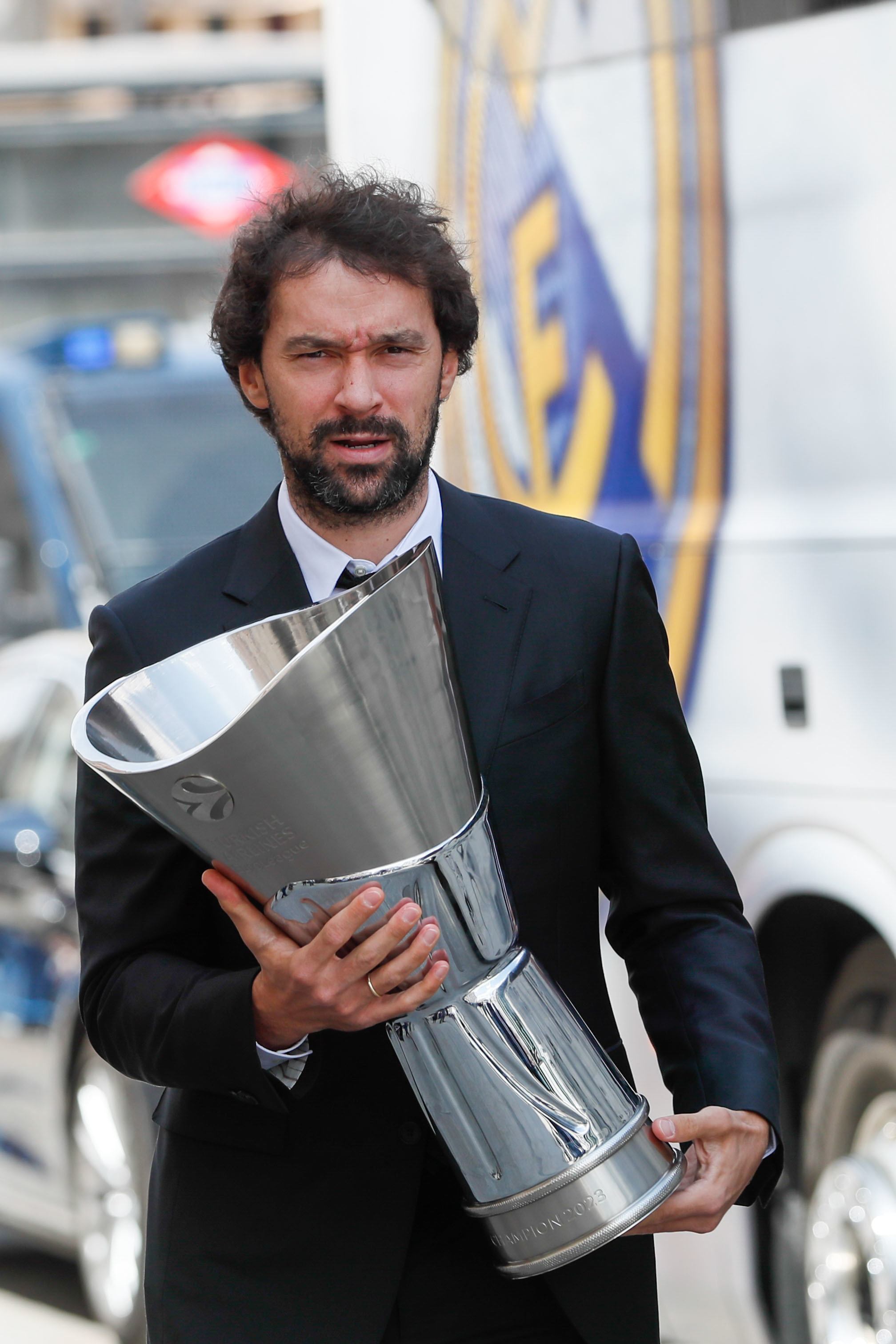 Sergio Llull lleva el trofeo de la Euroliga durante los actos de celebracin de este martes.