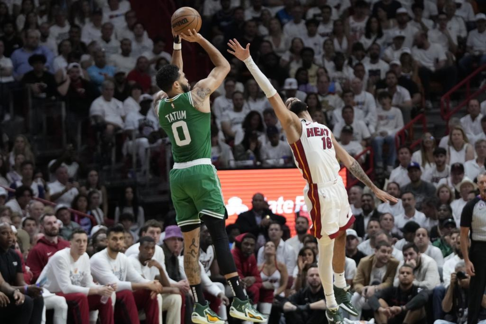 Tatum evita la humillación a los Celtics: ganan en Miami y fuerzan el quinto
