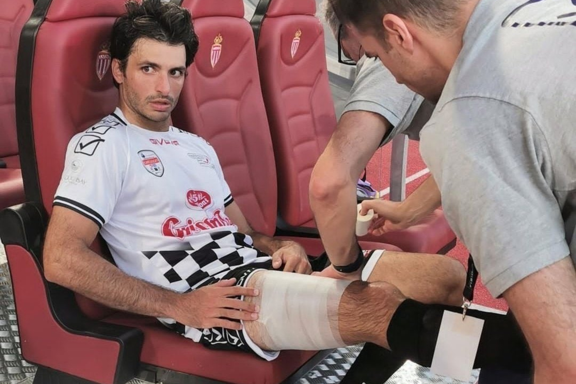 Carlos Sainz, con un vendaje en su pierna en el partido.