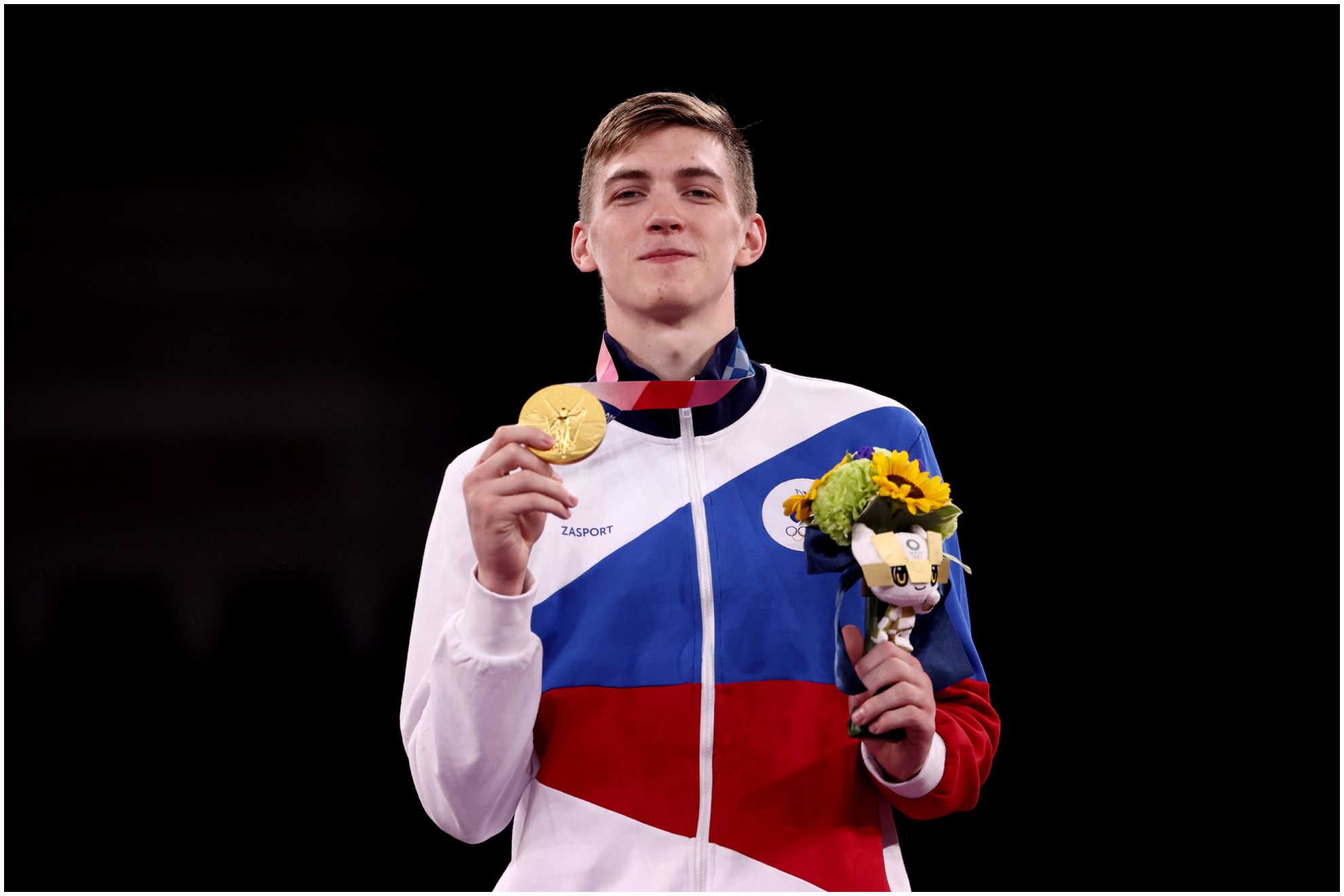 Maksim Khramtcov, con el oro olímpico en el podio de los Juegos de Tokio.