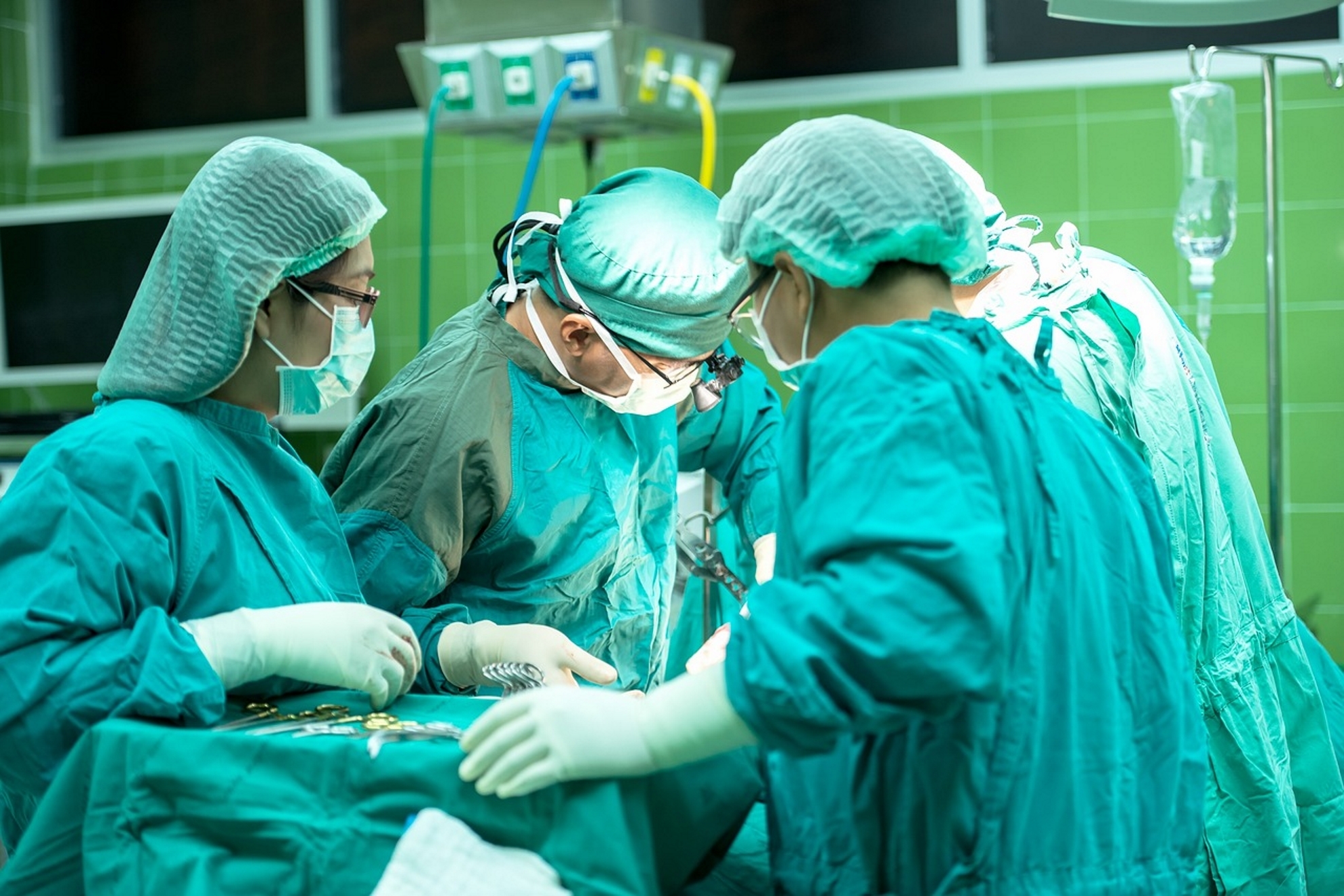 Cirujanos operan en un hospital.