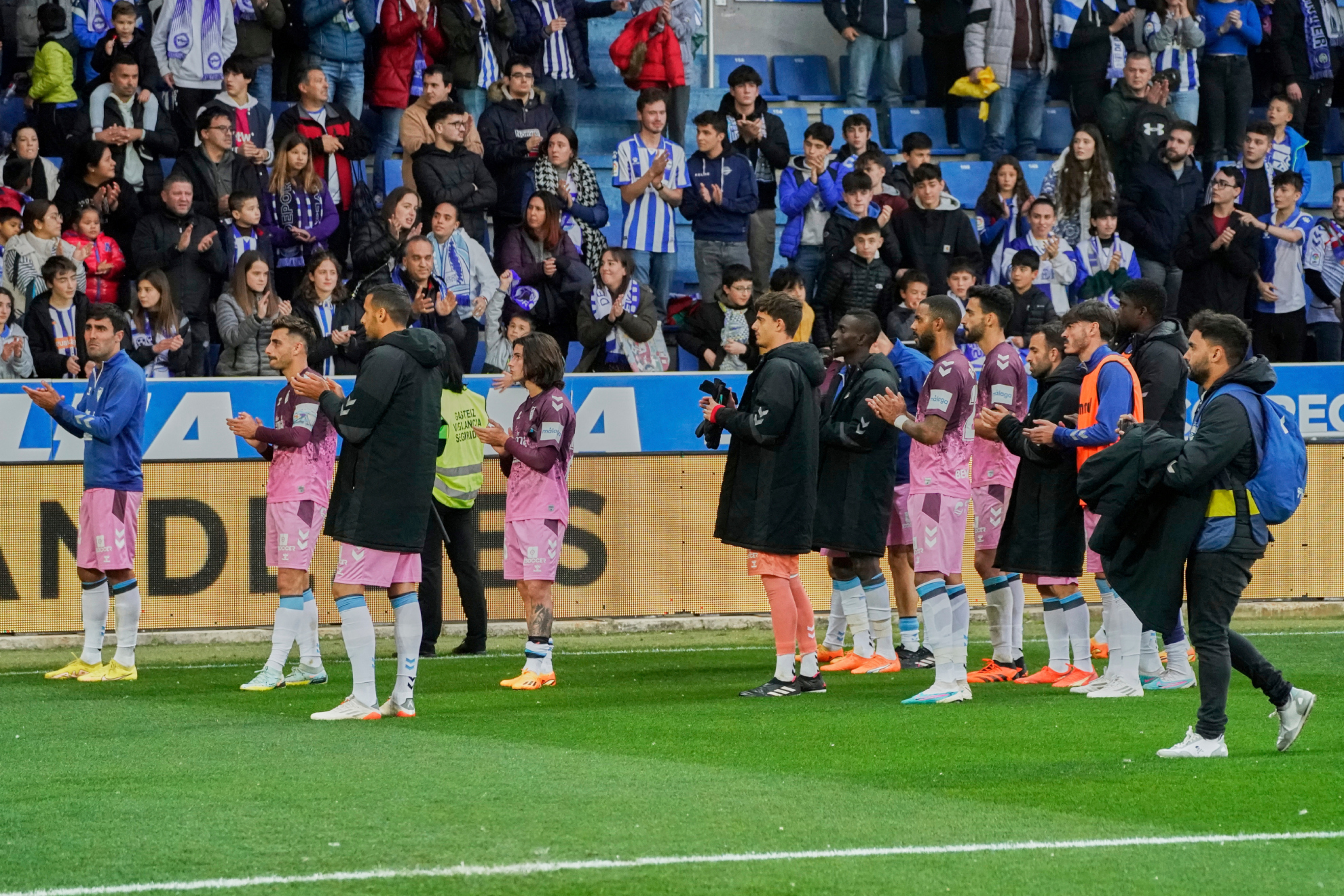 Los jugadores del Málaga aplauden a su afición en Vitoria tras el partido ante el Alavés.