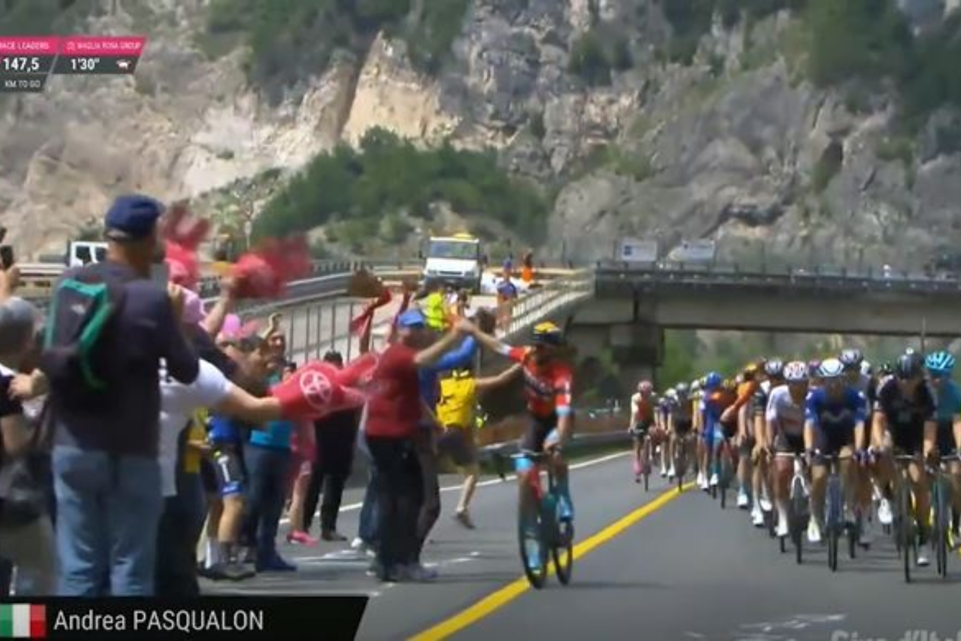 El bao de masas de Pasqualon en el Giro: los fans se vuelcan con l!