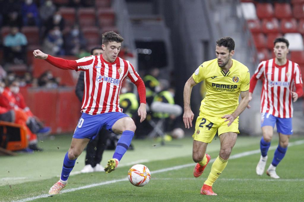 Nacho Méndez ante Pedraza en un partido del Sporting y el Villarreal