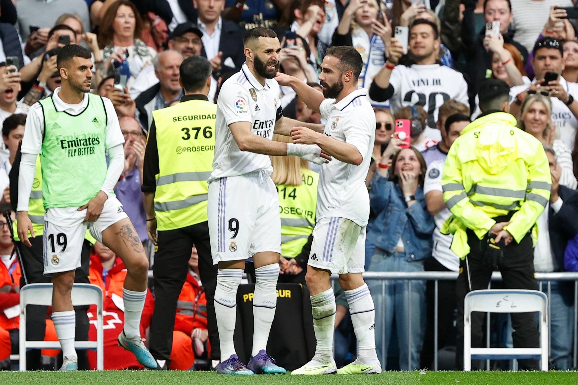 Carvajal felicita a Benzema tras el gol del '9' que adelantaba a los blancos.