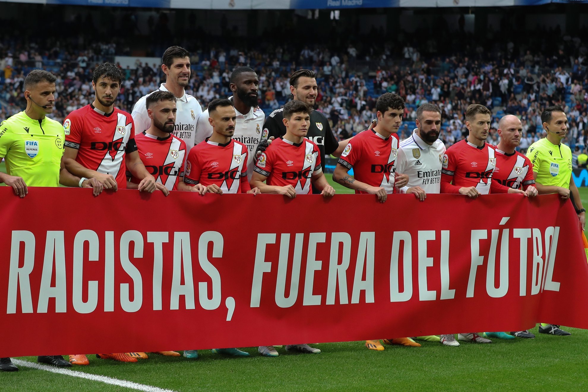 Los jugadores de Real Madrid y Rayo posaron con una pancarta contra el racismo.