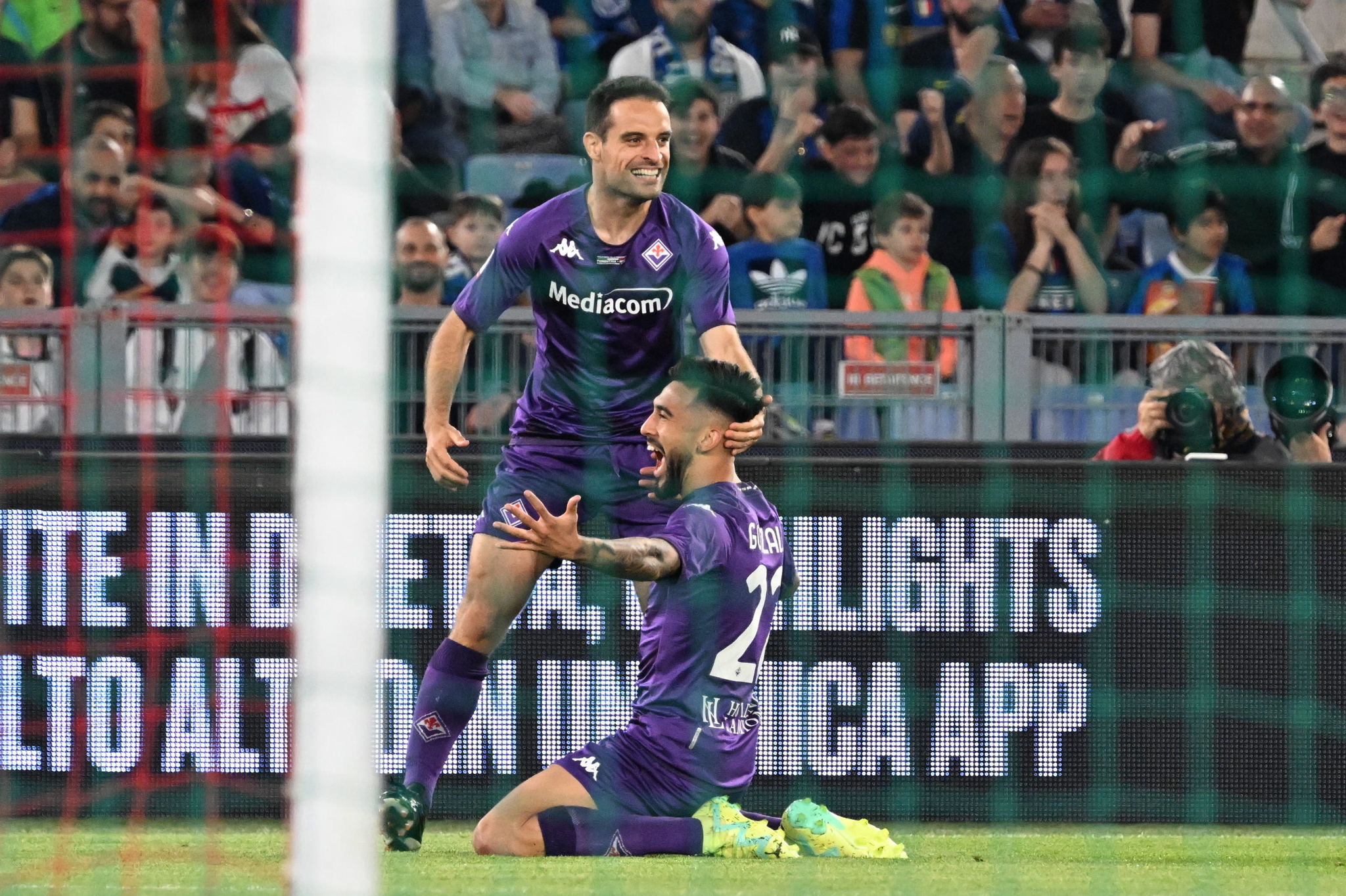 Nicolas Gonzalez della Fiorentina esulta dopo aver segnato