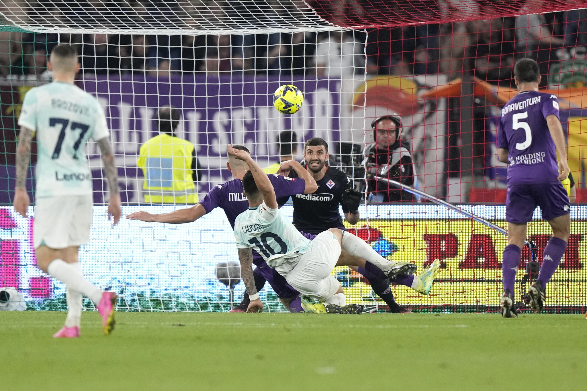 Lautaro Martinez dell'Inter segna il 2° gol della sua squadra
