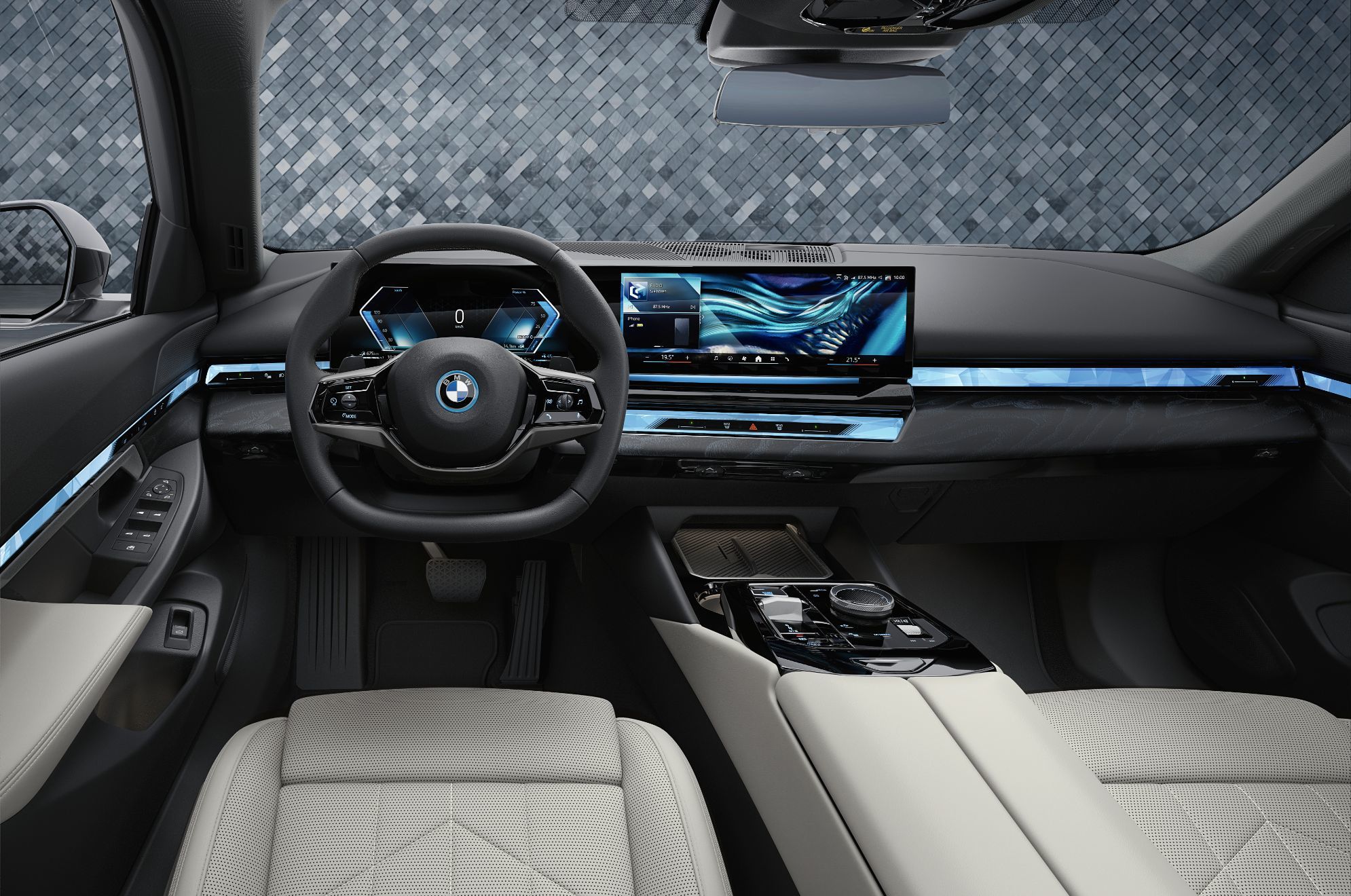 El interior del Serie 5 mantiene el patrón de los BMW más modernos.