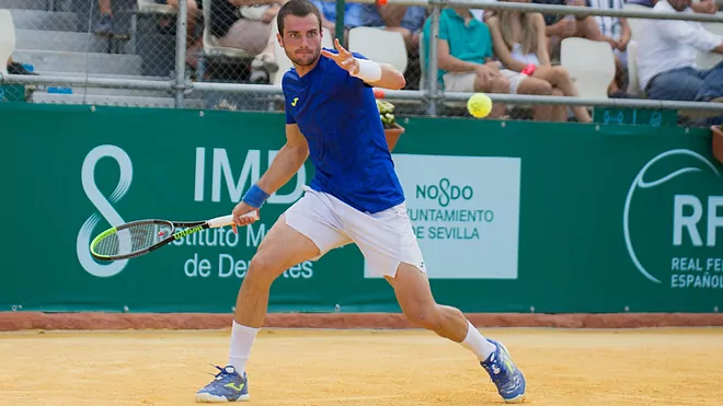 Pedro Martínez salva dos bolas de partido ante Bagnis y alcanza el cuadro final de Roland Garros