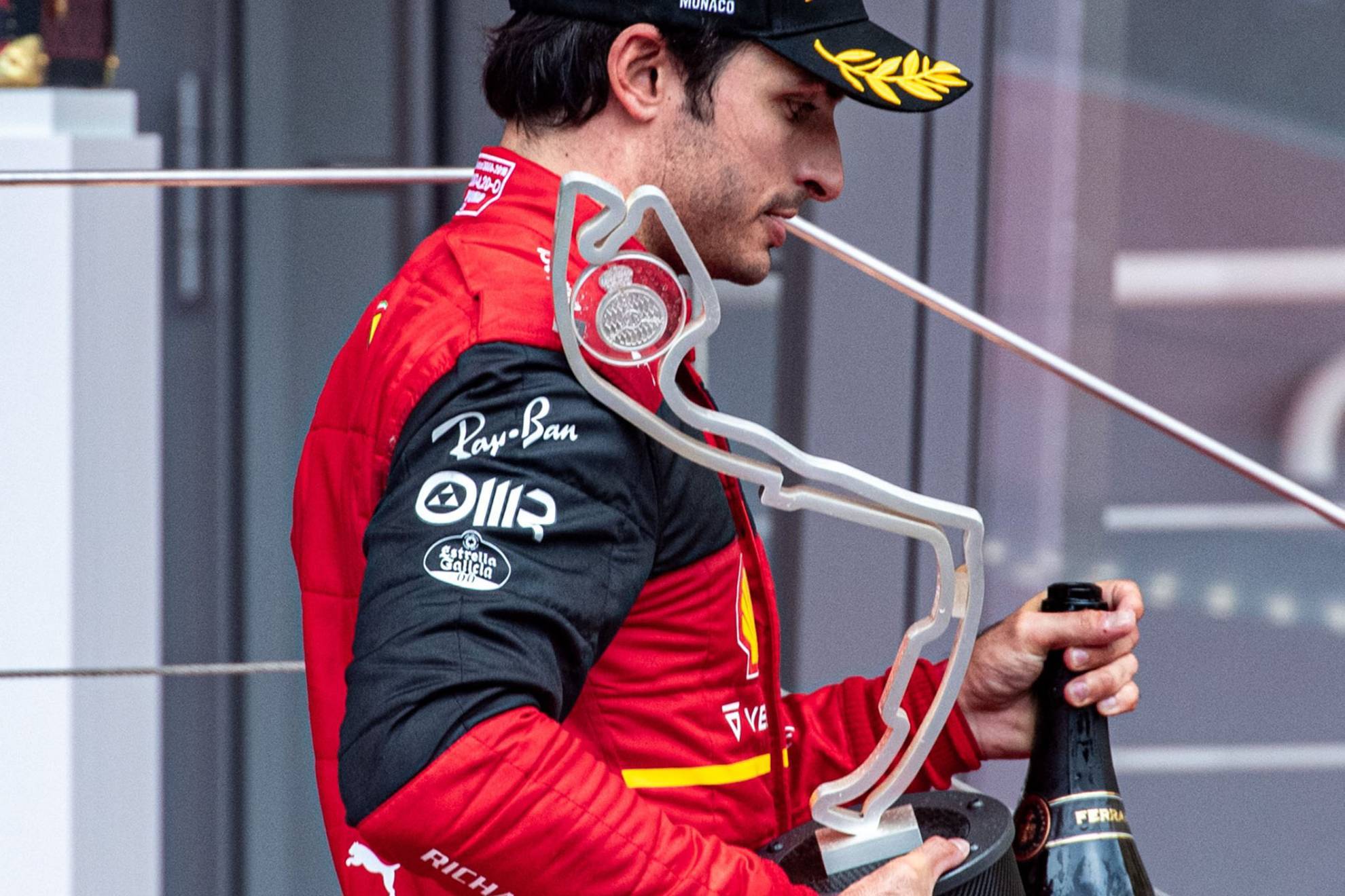 Sainz, con el trofeo se segundo y el champán en el GP de Mónaco 2022.