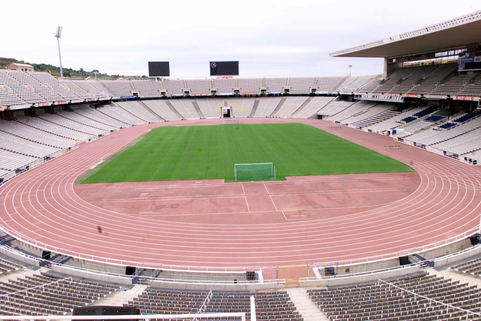 Vista del estadio de Montju�c donde jugar� el Barcelona la pr�xima temporada.