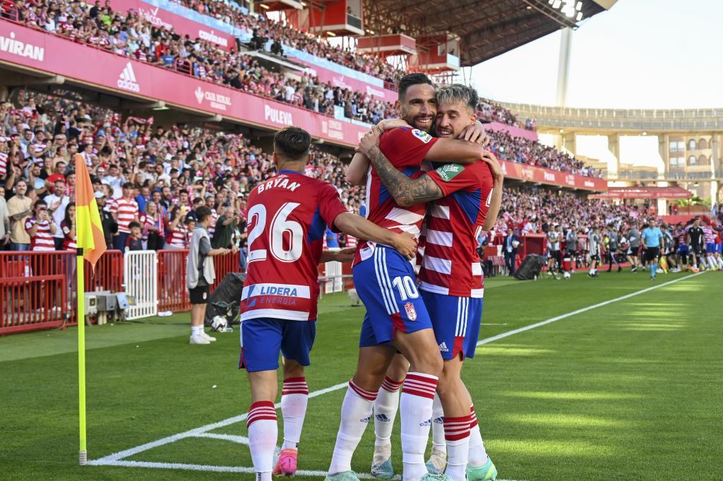 Antonio Puertas celebra su gol al Lugo en Los Cármenes