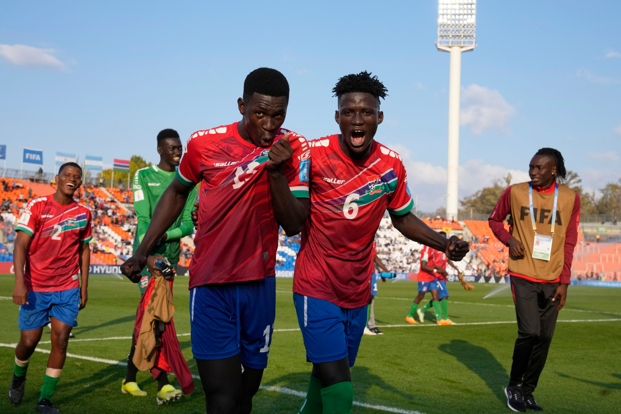 Los gambianos celebran un gol.