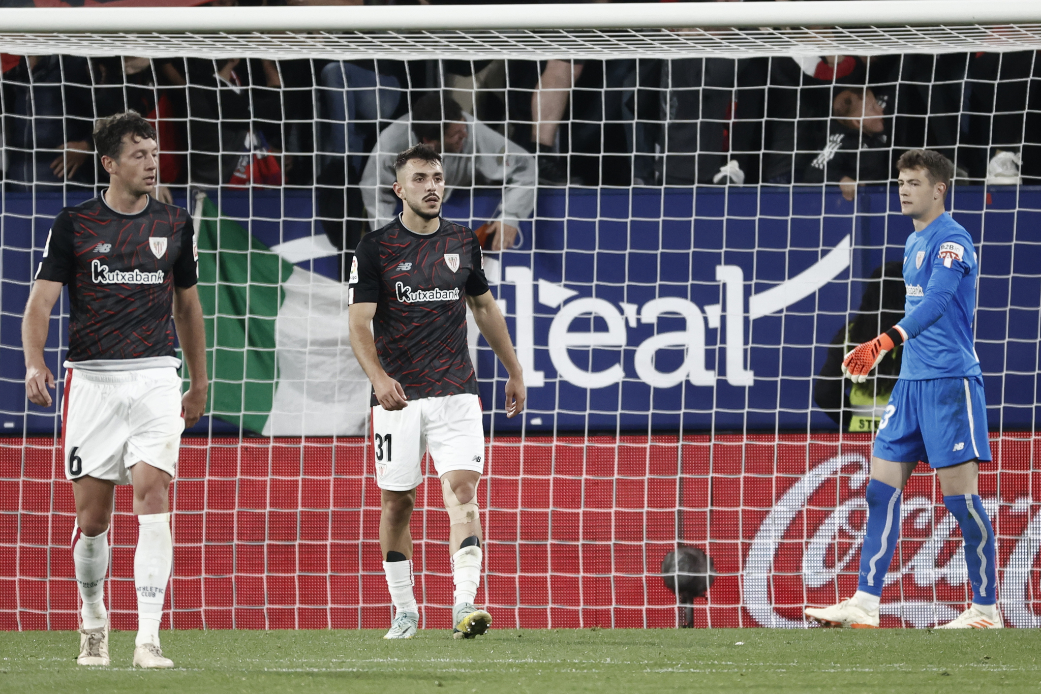 Paredes, al lado de Vesga ycon Agirezabala a su espalda, tras uno de los goles de Osasuna.
