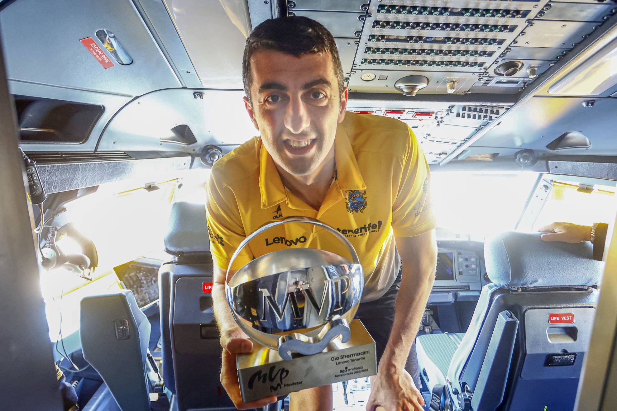 Gio Shermadini, con el trofeo de MVP de la Liga Endesa, en la cabina de un avión.