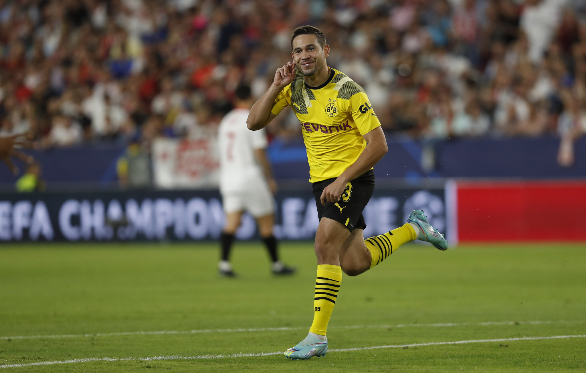Guerreiro celebra un gol con el Dortmund esta temporada.