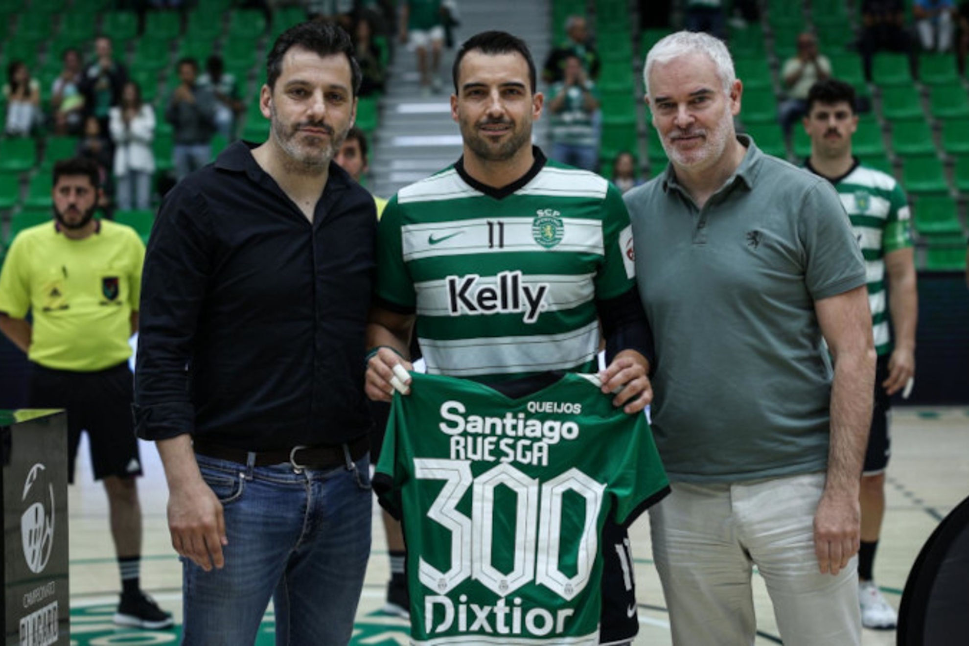 Homenaje al central español Carlos Ruesga tras cumplir 300 partidos con el Sporting /