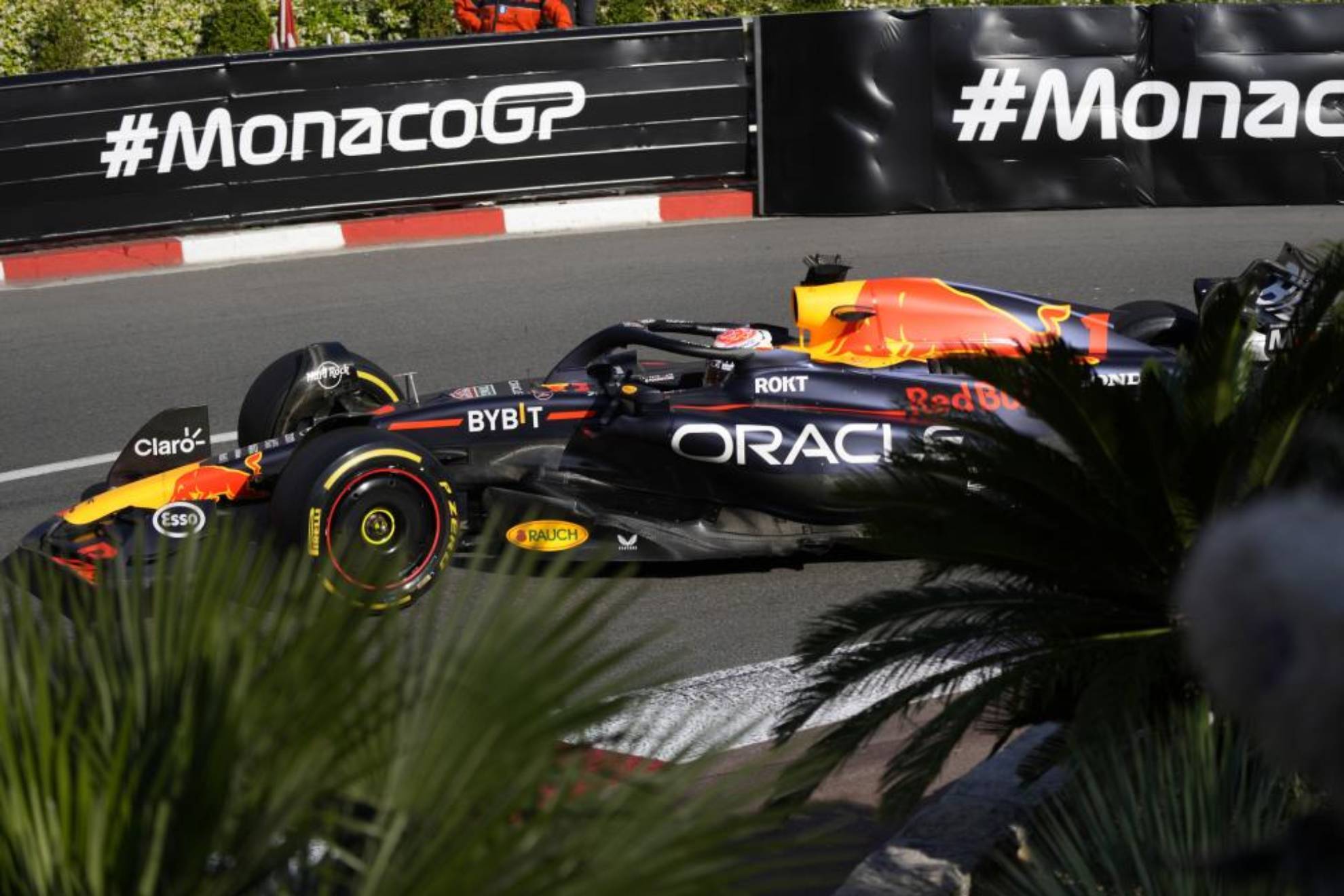Verstappen, el la curba de Loews, en los Libres 2 del GP de Mónaco 2023.