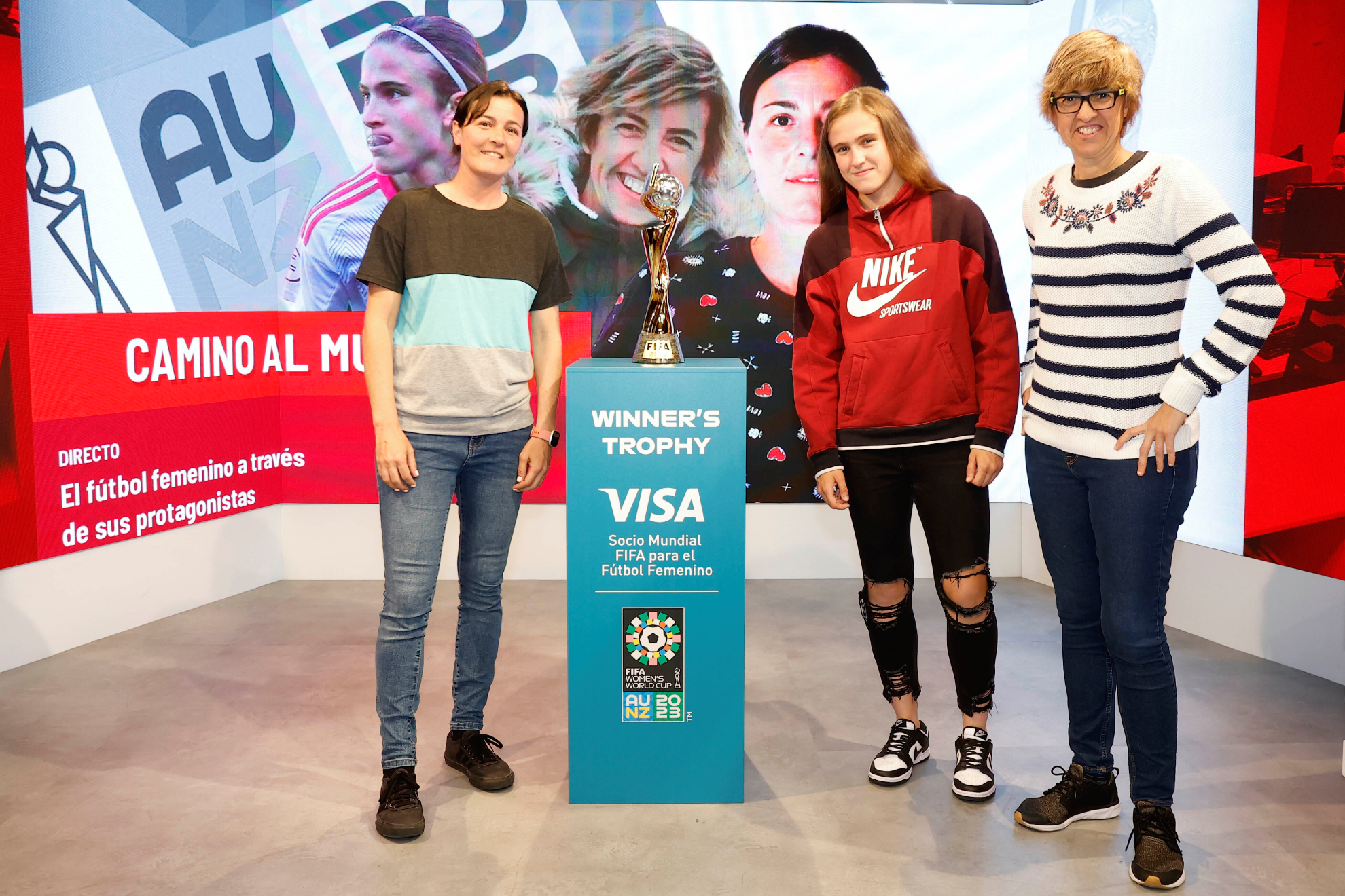 Natalia Pablos, Alba Rodeo y Silvia Zarza, posan con la Copa del Mundo en MARCA / José A. García (MARCA)