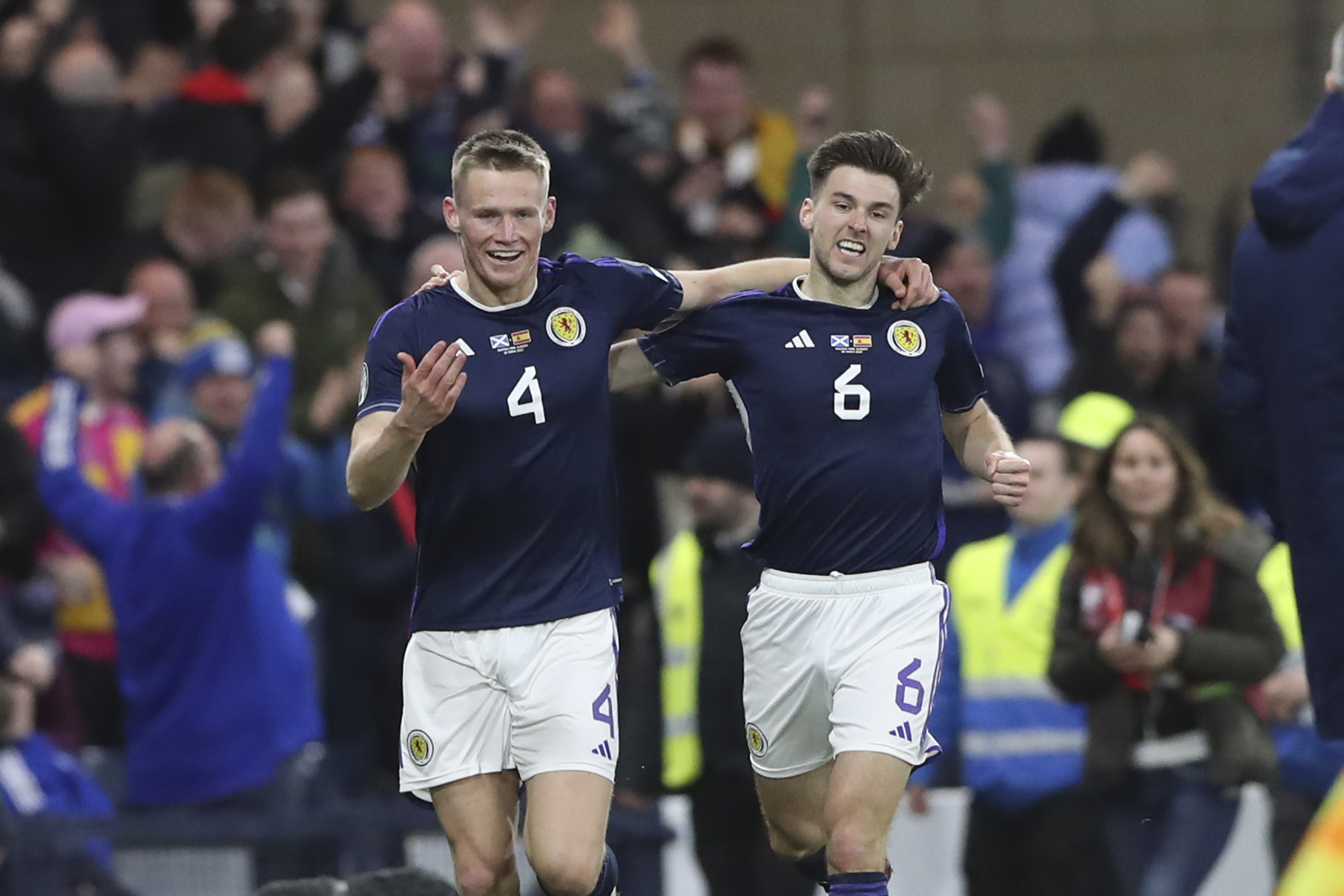 Tierney celebra un gol con Escocia junto a McTominay.