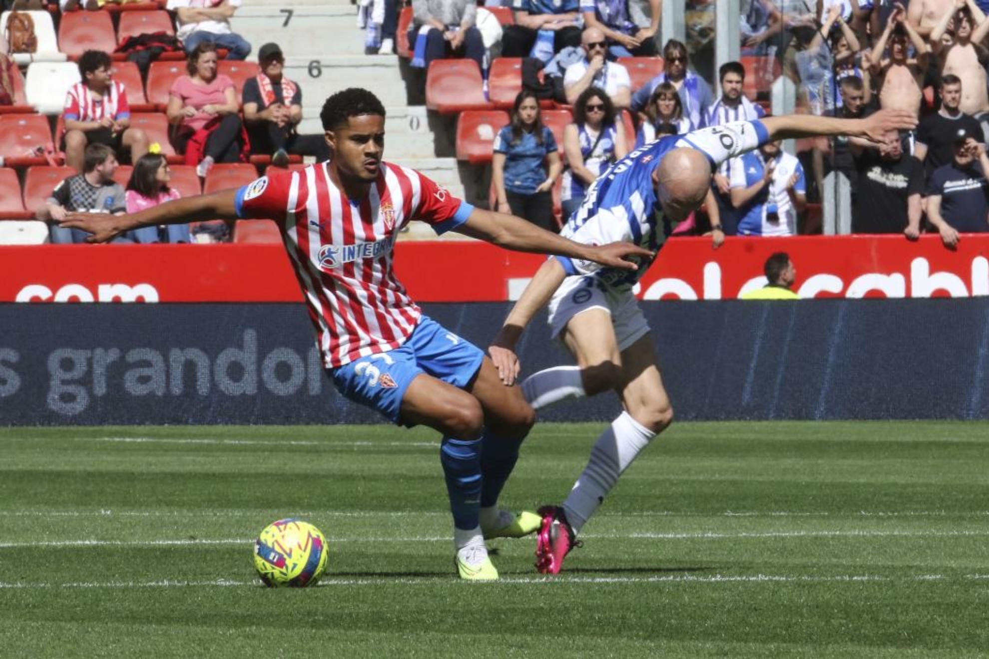 Varane disputa con Guridi el balón en el Sporting-Alavés.