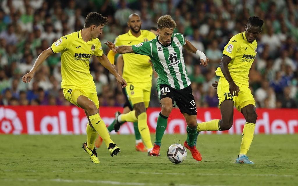 Canales se lleva el bal�n rodeado por jugadores del Villarreal.