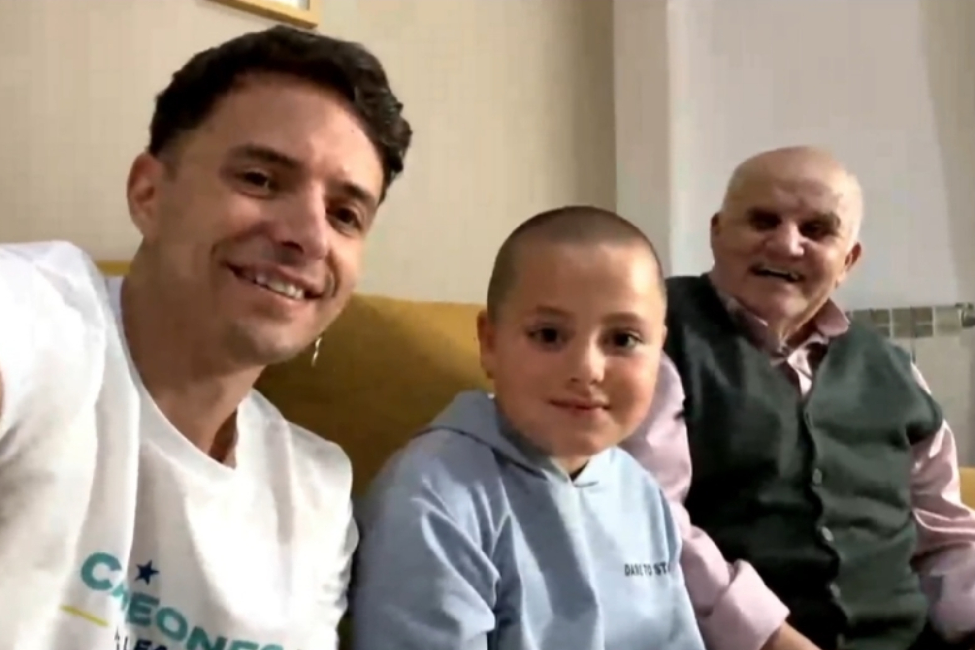 La sorpresa de Adri Contreras a un niño y su abuelo, dos fans de El Barrio en la Kings League