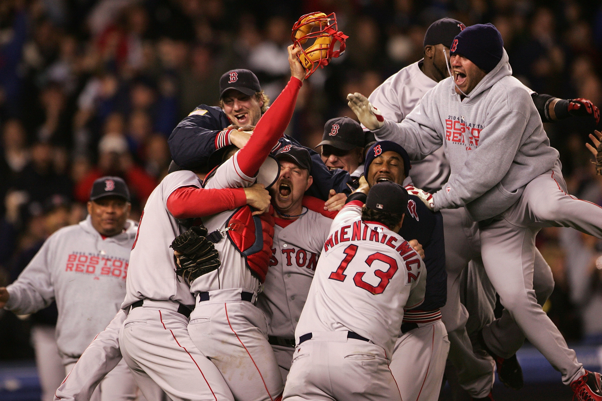 Los Boston Red Sox celebran la histórica remontada ante los Yankees en la ALCS de 2004
