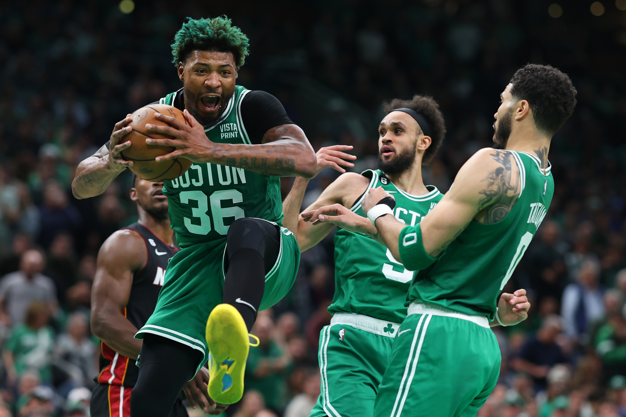 Marcus Smart atrapa un rebote en la victoria de los Celtics