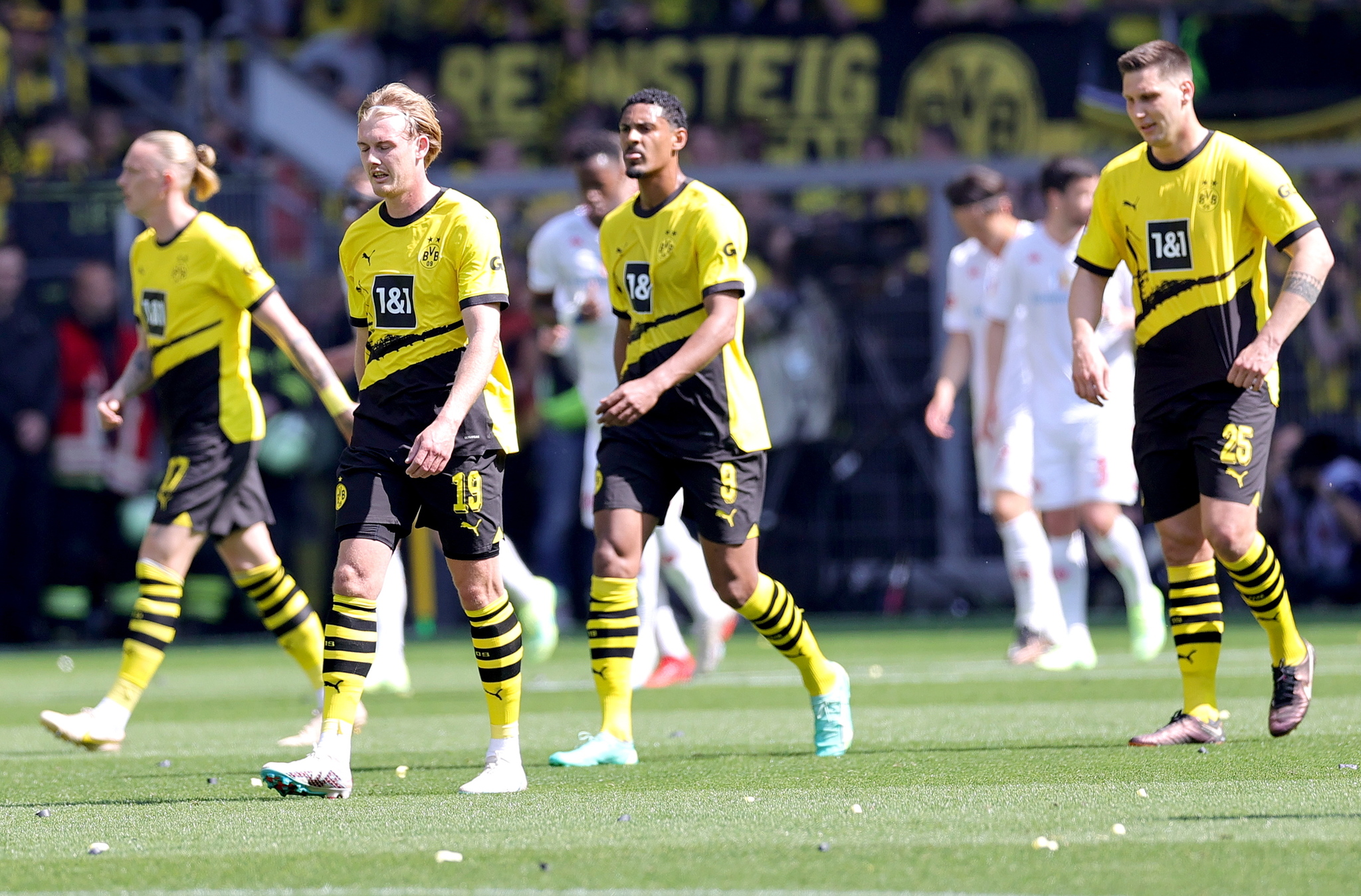 Los jugadores del Dortmund, abatidos tras encajar un gol.