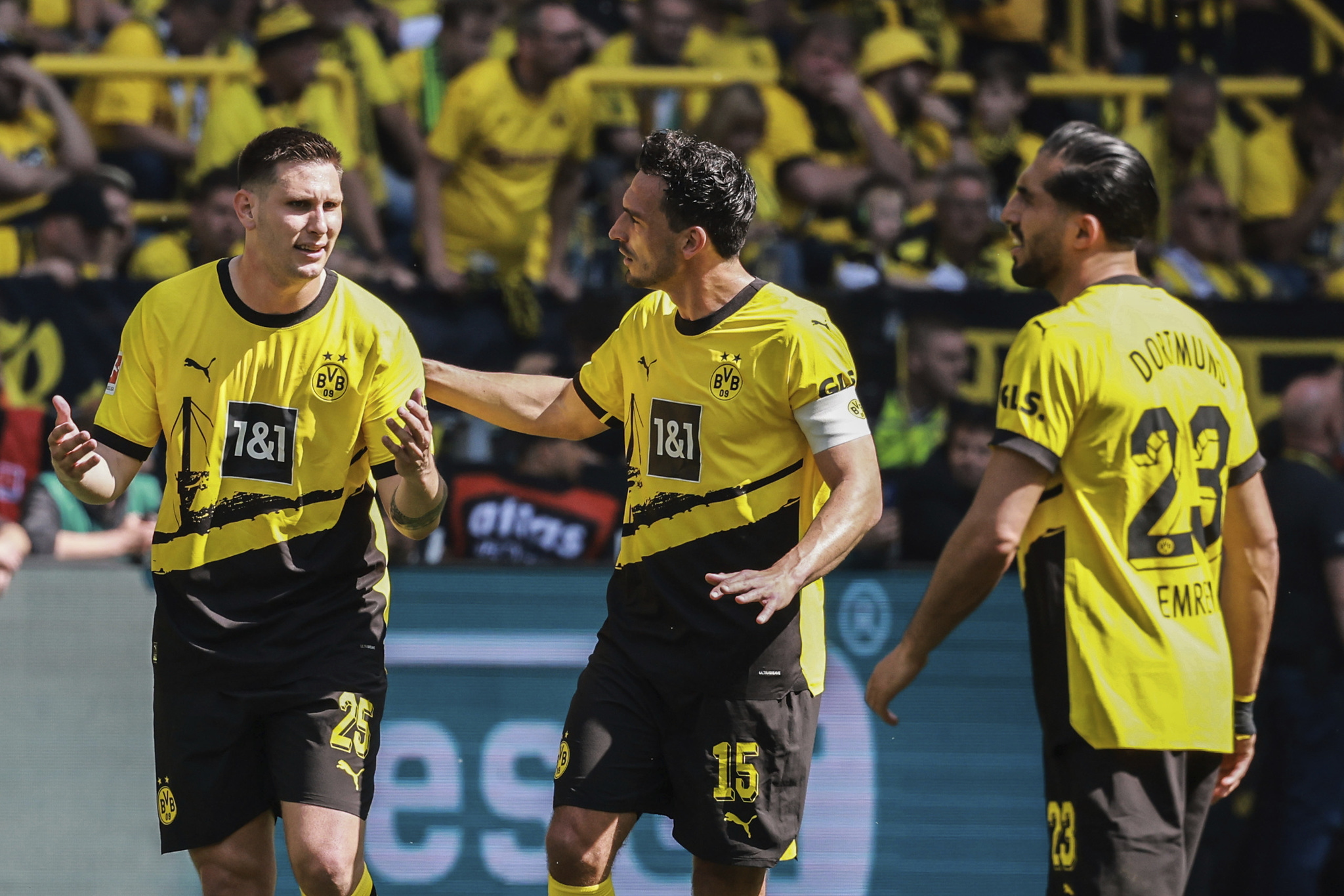 Los jugadores del Dortmund dialogan durante el partido.