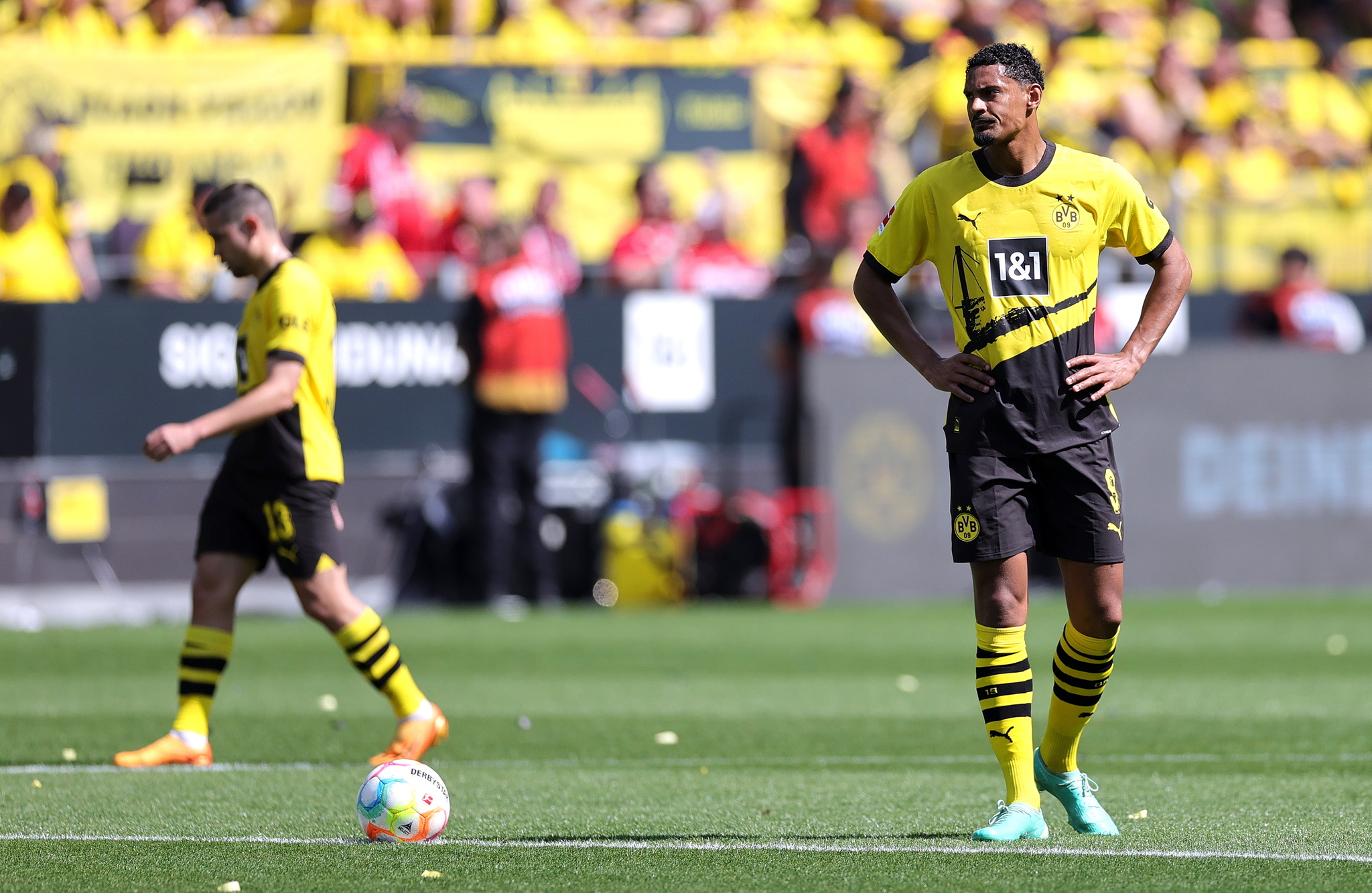Los jugadores del Dortmund se lamentan durante el partido.