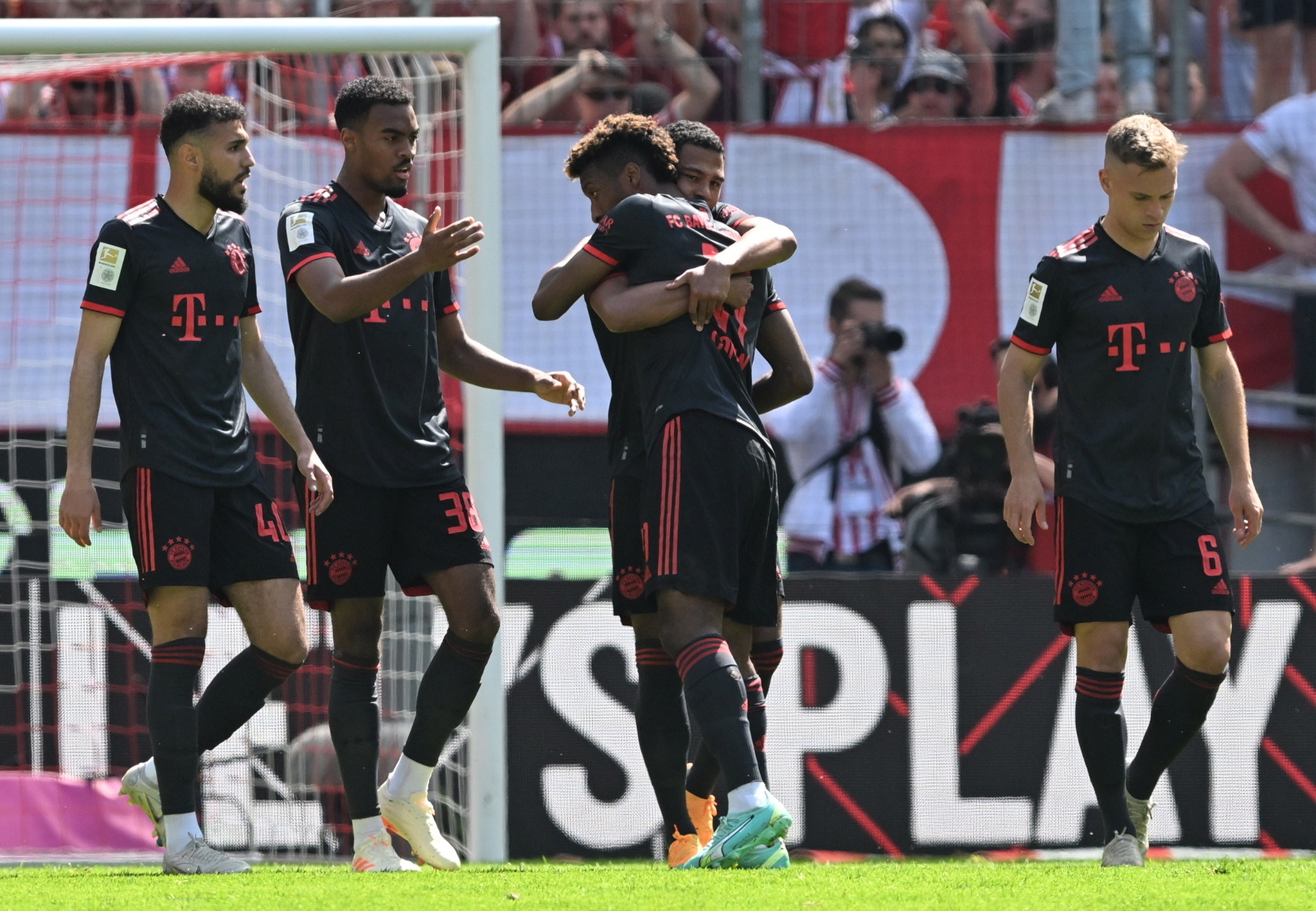 Los jugadores del Bayern celebran el gol de Coman.
