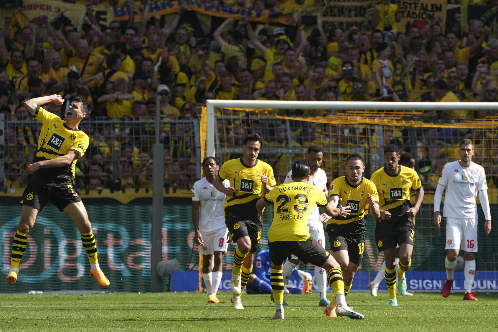 Los futbolistas del Dortmund celebran el gol de Guerreiro.