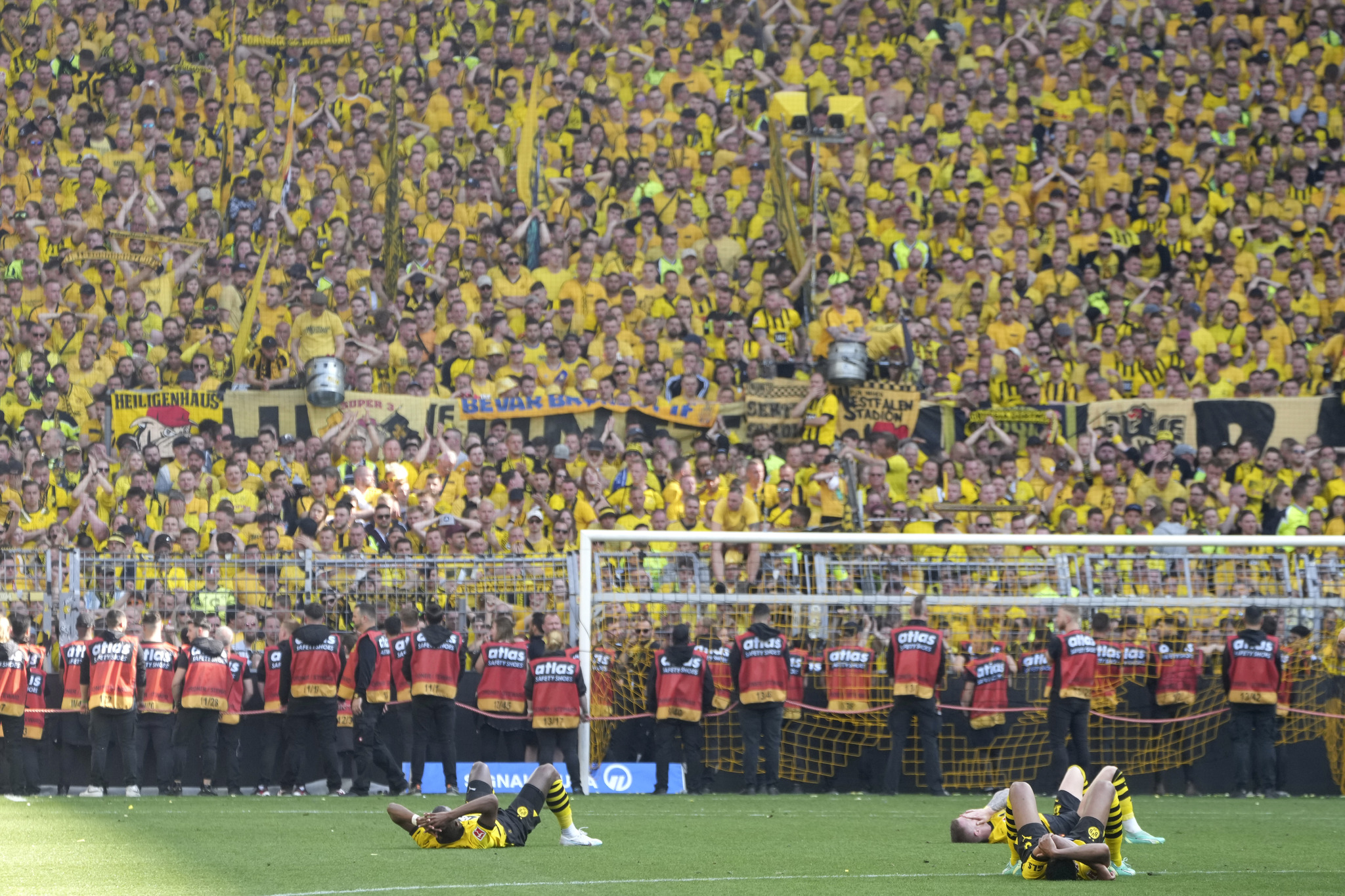Los jugadores del Dortmund se lamentan tras perder la Bundesliga.