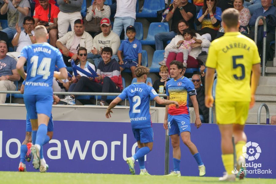 Bover celebra con Alti su golazo de falta directa ante el Villarreal B