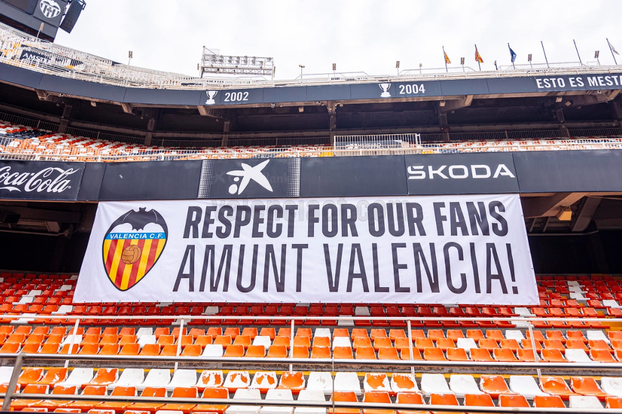 La grada vacía de Mestalla se hará oír con dos pancartas gigantes: "Respeto para nuestros aficionados" y "Todos contra el racismo"