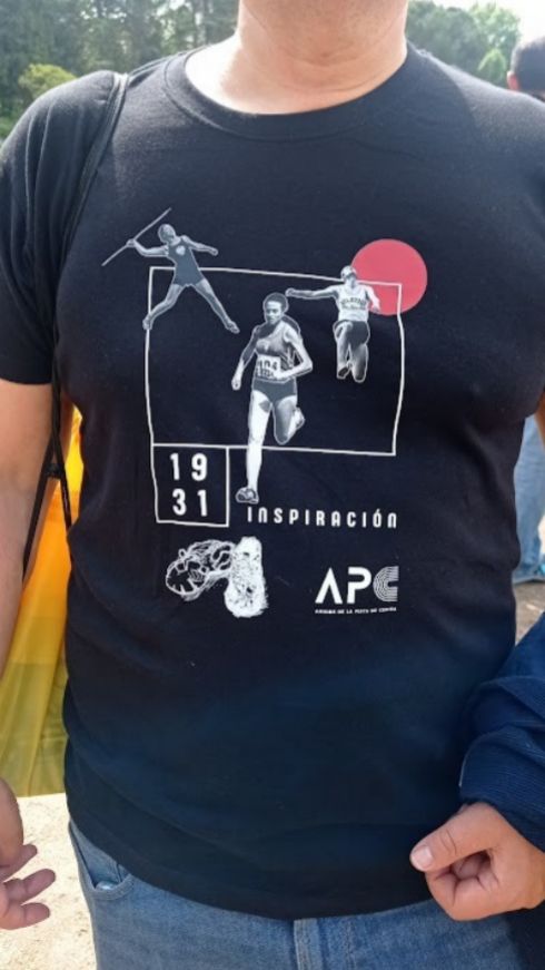 Camiseta conmemorativa en homenaje a las pioneras del atletismo