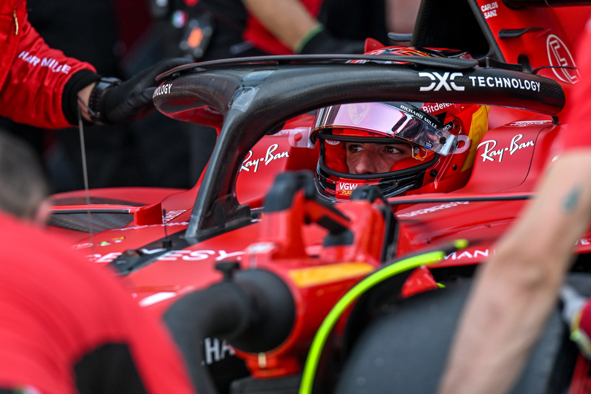 Carlos Sainz, concentrado en su garaje.