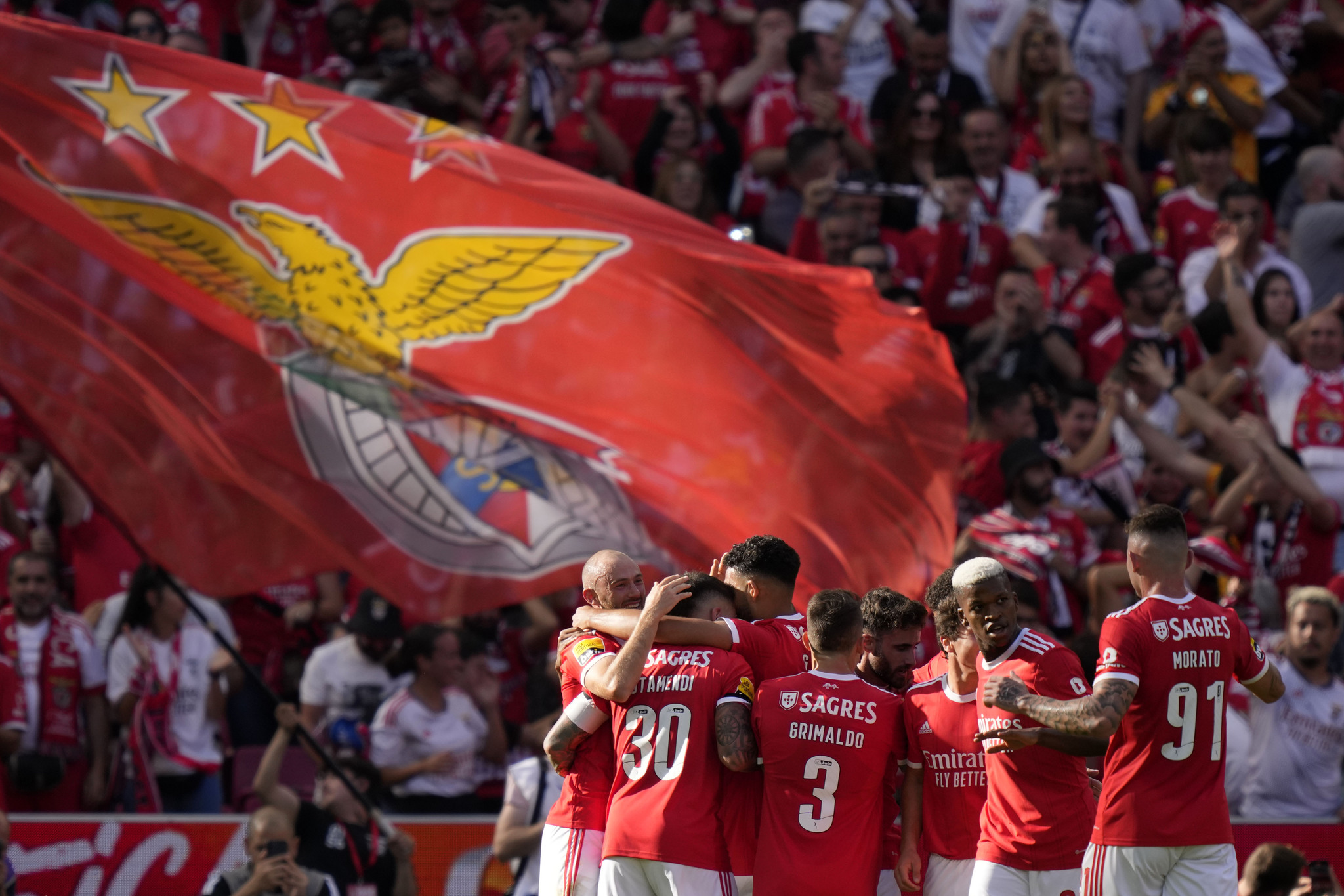 Los jugadores del Benfica celebran el triunfo.