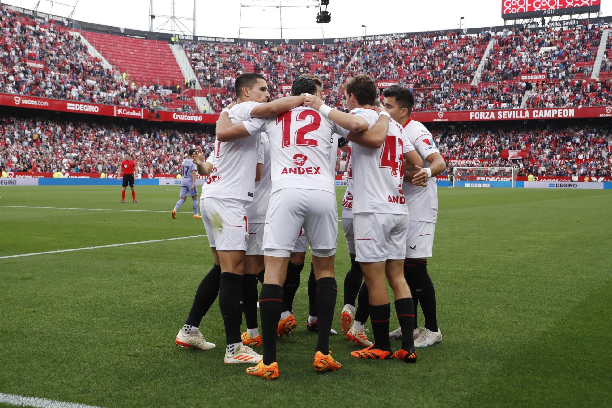 Los jugadores del Sevilla celebran el primer gol del partido.